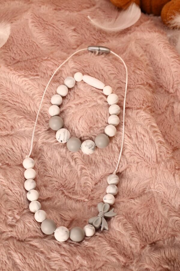 Collier et bracelet de portage et d'allaitement silicone fait main - Nœud et perles blanches et grises. Calino Crea Collier et bracelet de portage et d'allaitement silicone fait main - Nœud et perles blanches et grises. Calino Crea