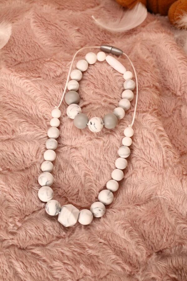 Collier et bracelet d'allaitement et de portage fait main - hexagone et perles silicone blanches et grises. Calino Crea Collier et bracelet d'allaitement et de portage fait main - hexagone et perles silicone blanches et grises. Calino Crea