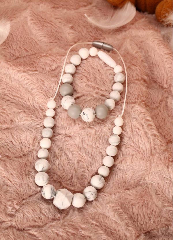 Collier et bracelet d'allaitement et de portage fait main - hexagone et perles silicone blanches et grises. Calino Crea