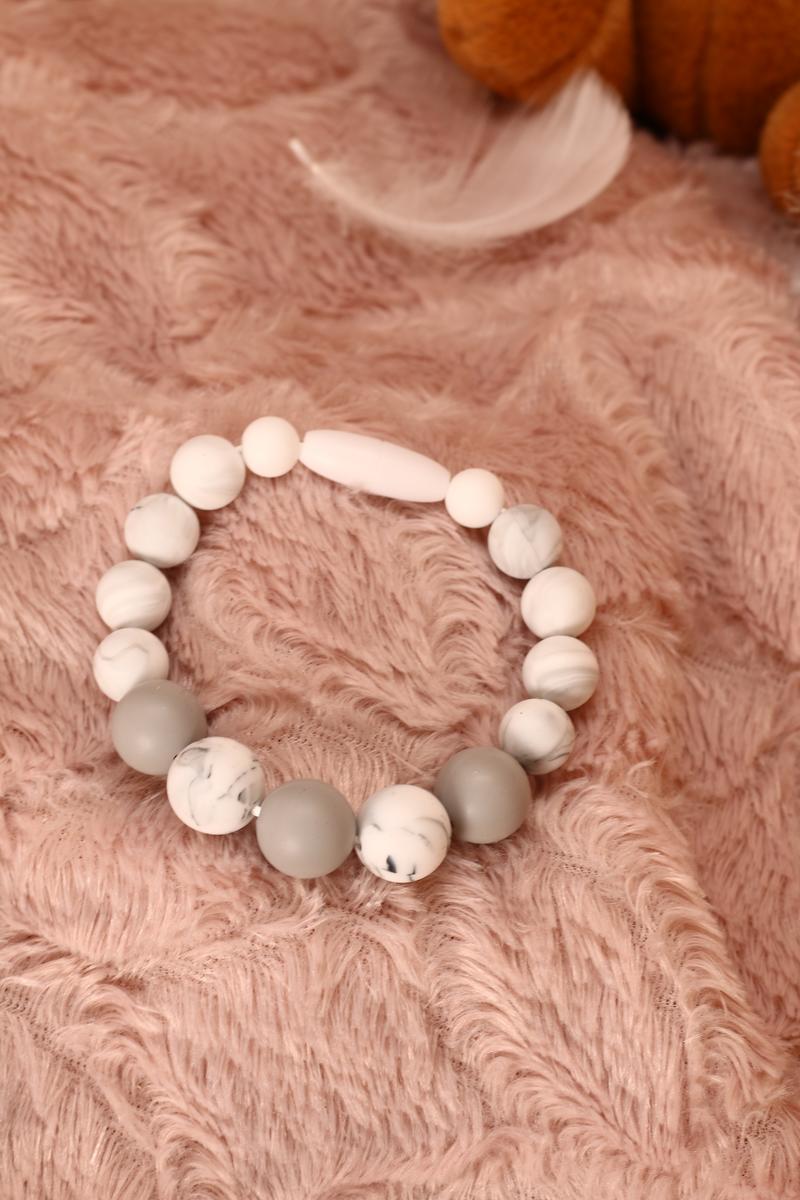 Bracelet d'allaitement et de portage fait main - perles silicone blanches et grises. Calino Crea Bracelet d'allaitement et de portage fait main - perles silicone blanches et grises. Calino Crea