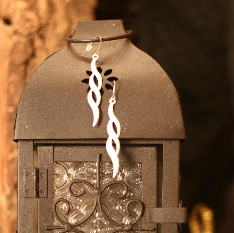 Boucles d'oreilles inox fait main - Longue torsade blanche. Calino Crea Boucles d'oreilles inox fait main - Longue torsade blanche. Calino Crea