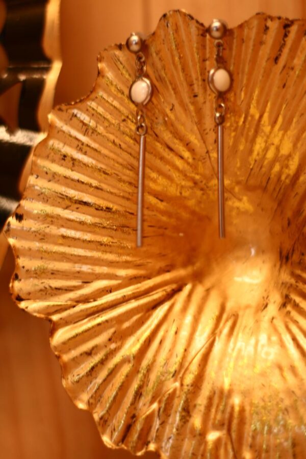 Boucles d'oreilles inox fait main - Sequin émaillé blanc et barre argentée. Calino crea Boucles d'oreilles inox fait main - Sequin émaillé blanc et barre argentée. Calino crea