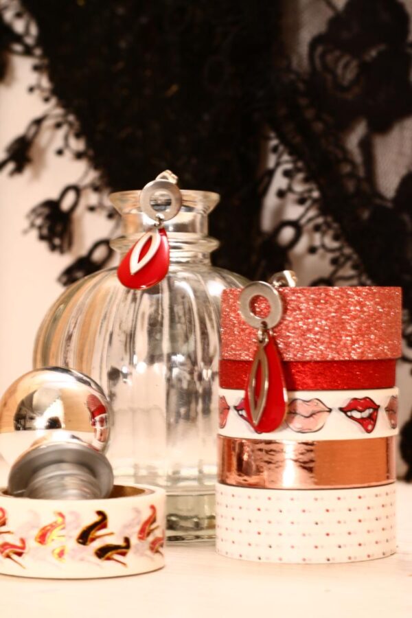 Boucles d'oreilles inox personnalisables fait main - Amande argentée et sequin émaillé goutte rouge. Calino Crea