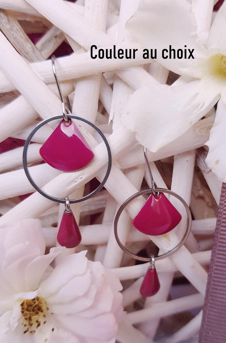 Boucles d'oreilles inox personnalisable fait main - anneau et sequins émaillés éventail et goutte bordeaux. Calino Crea