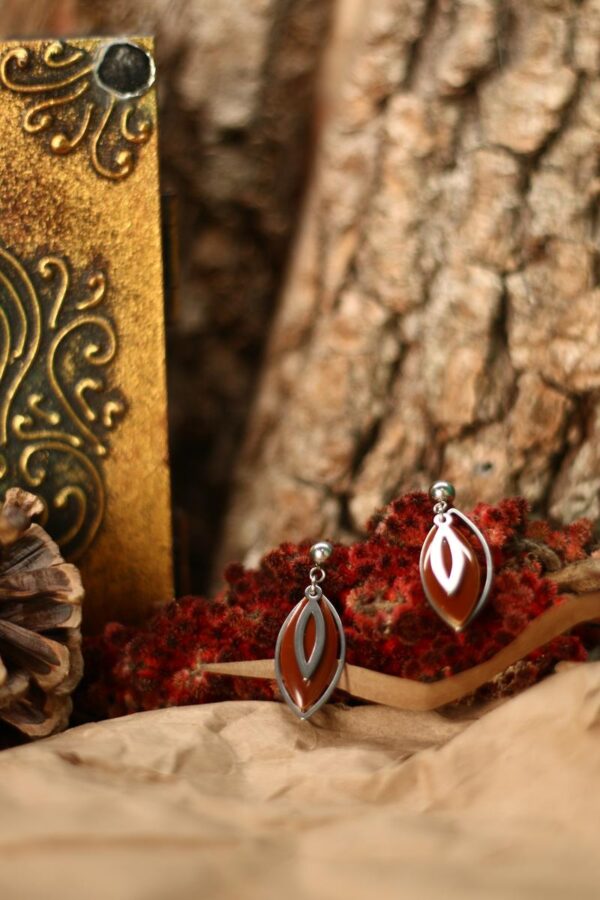 Boucles d'oreilles inox personnalisable fait main - amandes argentées et sequin marron. Calino Crea