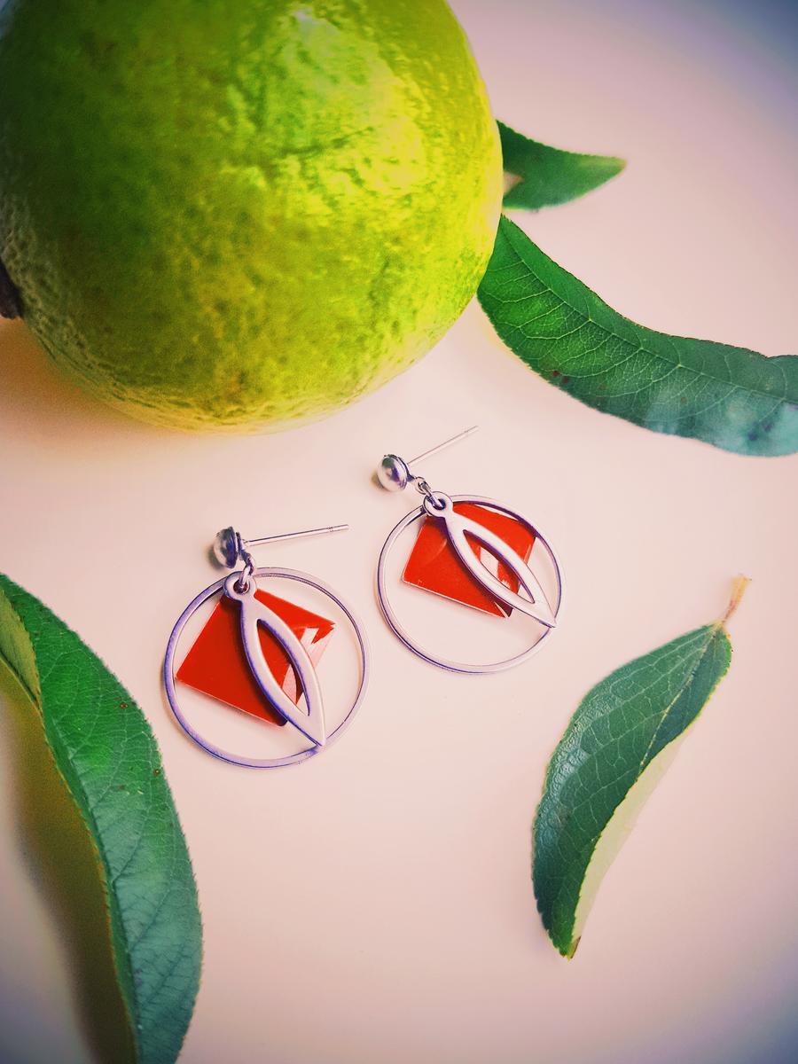 Boucles d’oreilles inox – Anneau argenté et sequin émaillé losange rouge