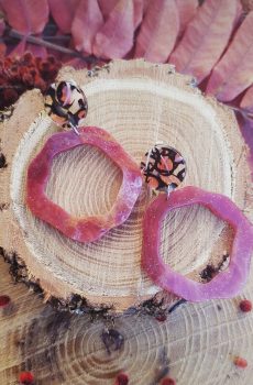Boucles d'oreilles inox artisanale - Clou sequin noir mélangé et cercle résine rouge-rose pailleté. Calino Crea