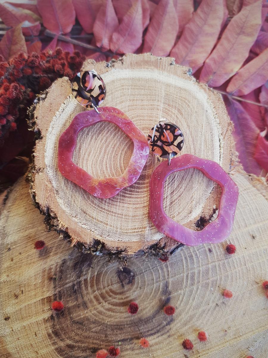 Boucles d'oreilles inox artisanale - Clou sequin noir mélangé et cercle résine rouge-rose pailleté. Calino Crea