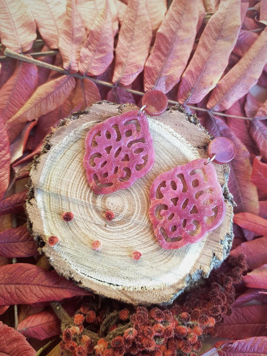 Boucles d'oreilles inox artisanales - Clou sequin et losange résine rouge-rose pailleté. Calino Crea