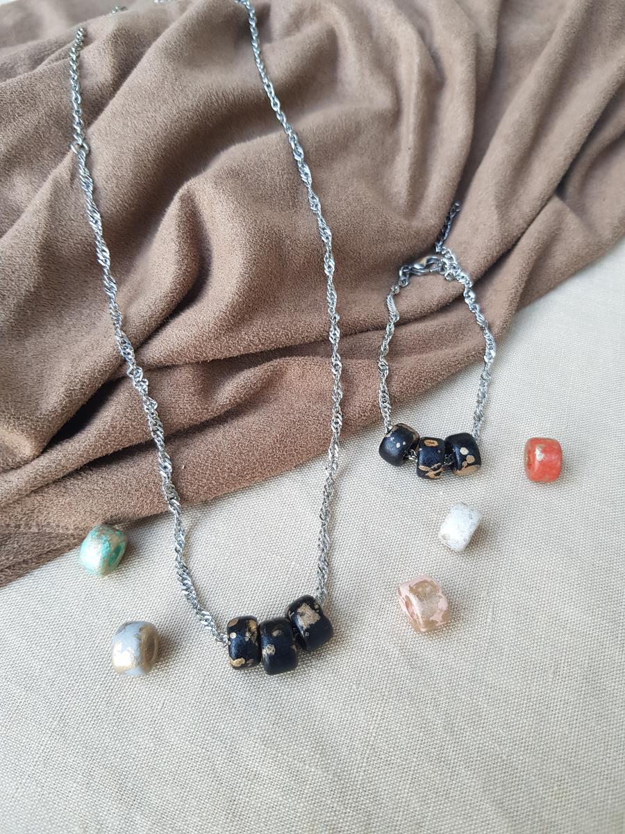 Collier et bracelet inox artisanale - chaîne argenté et assortiment de perles colorés en céramiques. Calino créa