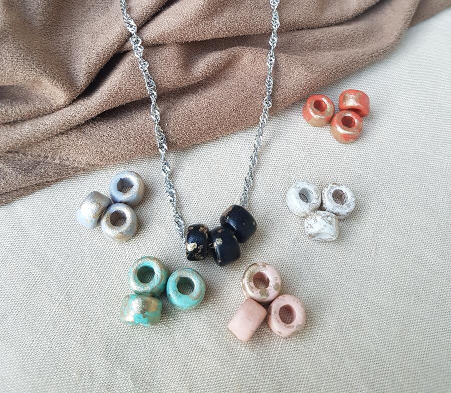 Collier inox artisanale - chaîne argenté et assortiment de perles colorés en céramiques. Calino créa