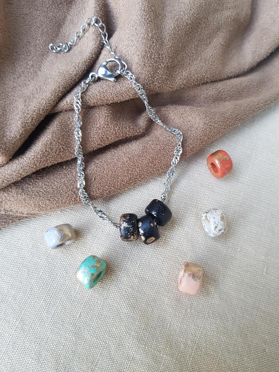 bracelet inox artisanale - chaîne argenté et assortiment de perles colorés en céramiques. Calino créa