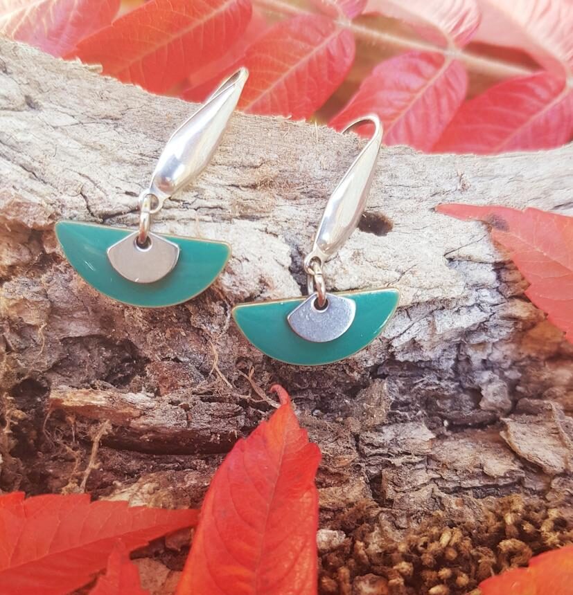 Boucles d'oreilles artisanales inox personnalisable - Crochet argenté et sequin demi-cercle vert bleuté. Calino Crea