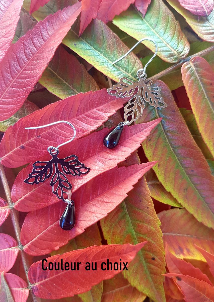 Boucles d'oreilles artisanales inox personnalisables - Feuille argentée et sequin émaillé goutte. Calino Crea
