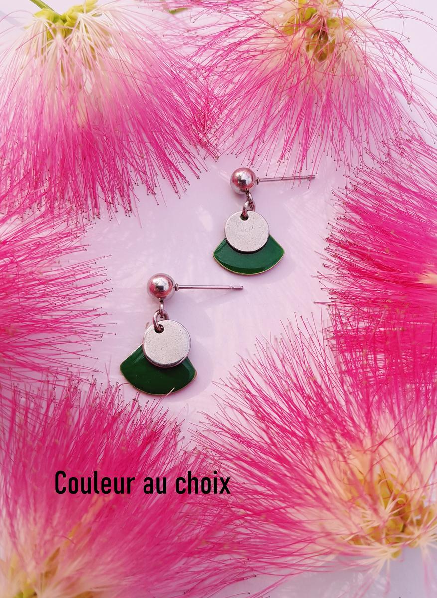 Boucles d'oreilles artisanales inox personnalisables - Sequin argenté et éventail émaillé vert. Calino Crea