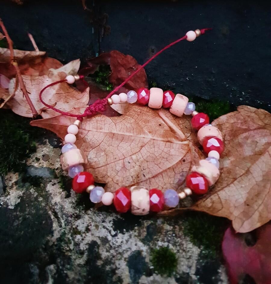 Bracelet réglable artisanal - perles en céramique et en verre, rouge et rose. Calino Créa