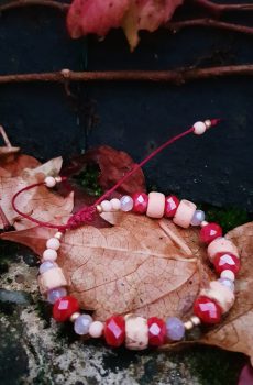 Bracelet réglable artisanal - perles en céramique et en verre, rouge et rose. Calino Créa
