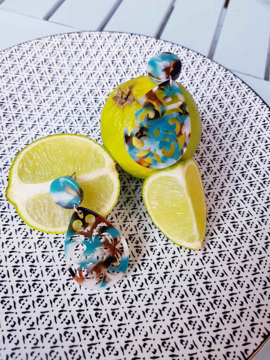 Boucles d'oreilles inox artisanale - Clou et goutte marbrée bleu-marron-blanc. Calino Créa