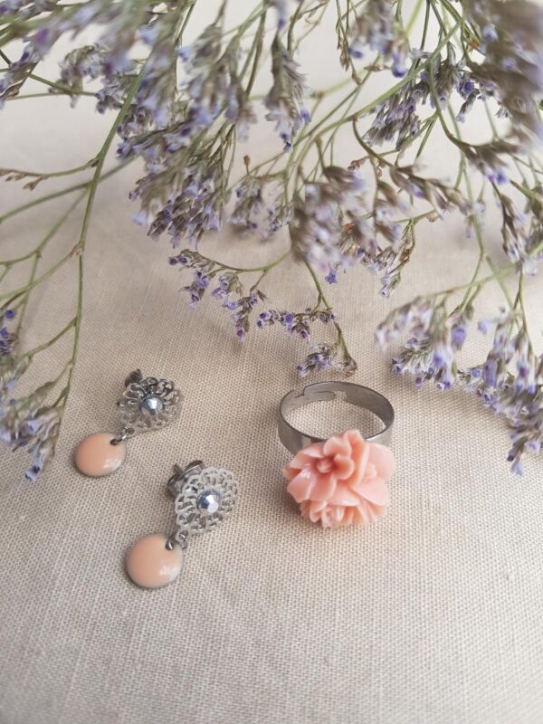 Bague inox personnalisable - fleur résine rose. Calino Créa Bague inox personnalisable - fleur résine rose. Calino Créa