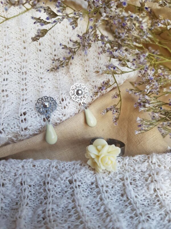 Bague inox personnalisable - fleur résine crème. Calino Créa Bague inox personnalisable - fleur résine crème. Calino Créa