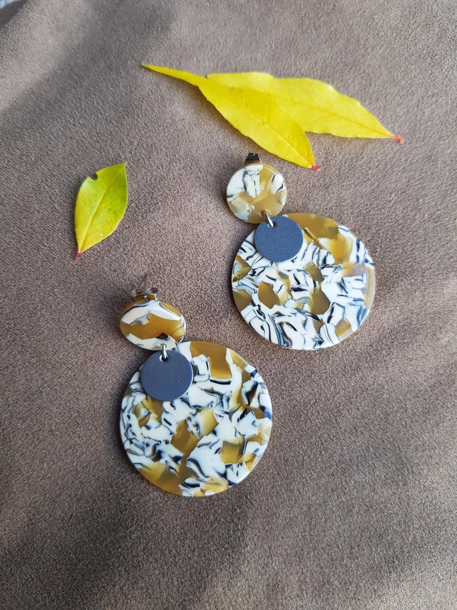 Boucles d'oreilles inox artisanales - sequin résine marbré ocre et blanc. Calino Crea Boucles d'oreilles inox artisanales - sequin résine marbré ocre et blanc. Calino Crea