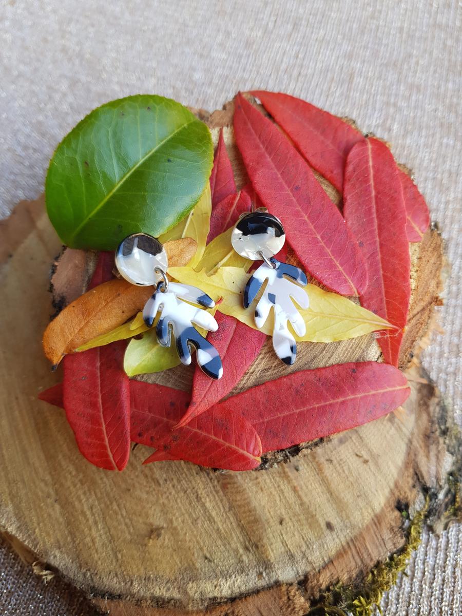 Boucles d'oreilles inox artisanales - sequin résine feuille noir et blanc. Calino Créa