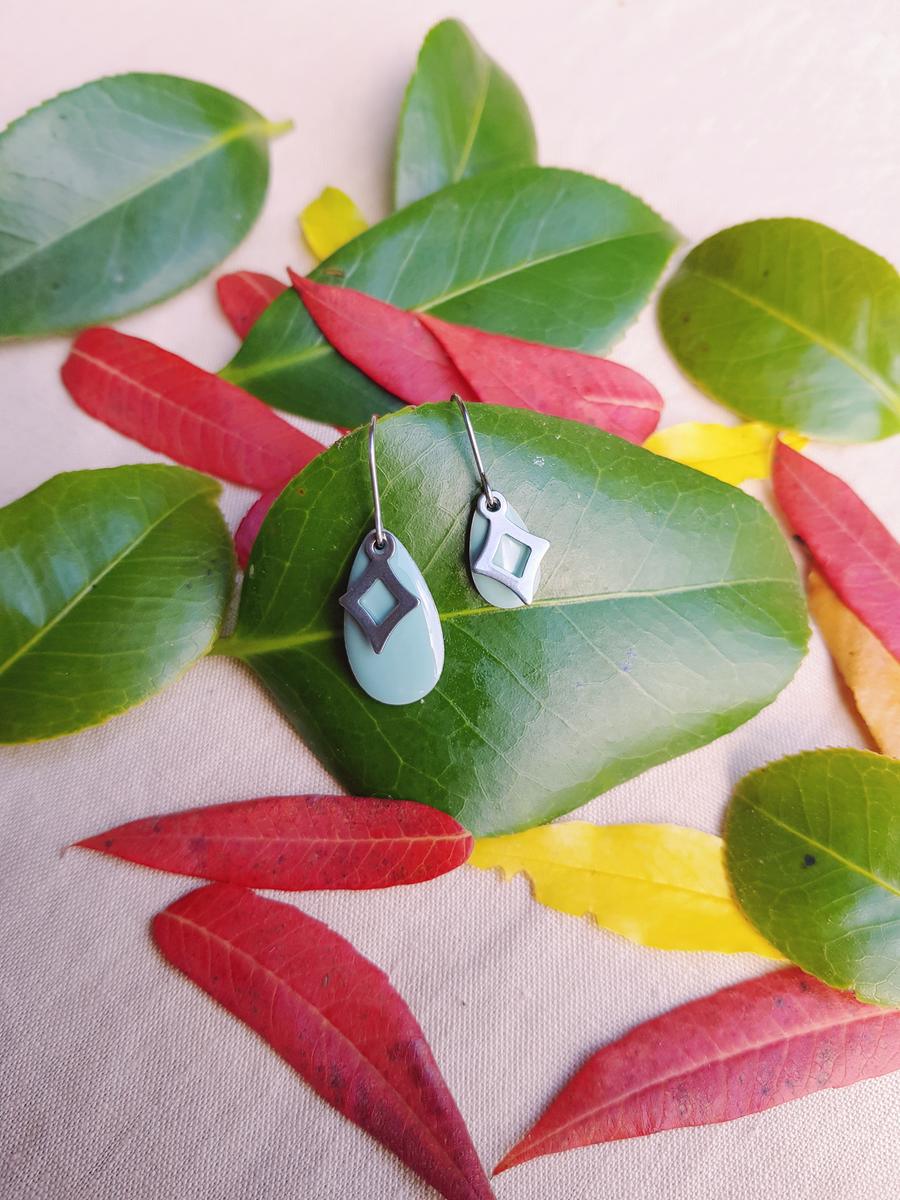 Boucles d'oreilles inox asymétriques artisanales - Losange argenté et goutte colorée. Calino Créa Boucles d'oreilles inox asymétriques artisanales - Losange argenté et goutte colorée. Calino Créa