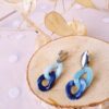 Boucles d'oreilles inox artisanales - puces argentées et chaîne maillons bicolore bleu. Calino Créa