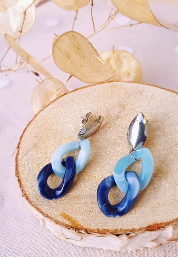 Boucles d'oreilles inox artisanales - puces argentées et chaîne maillons bicolore bleu. Calino Créa
