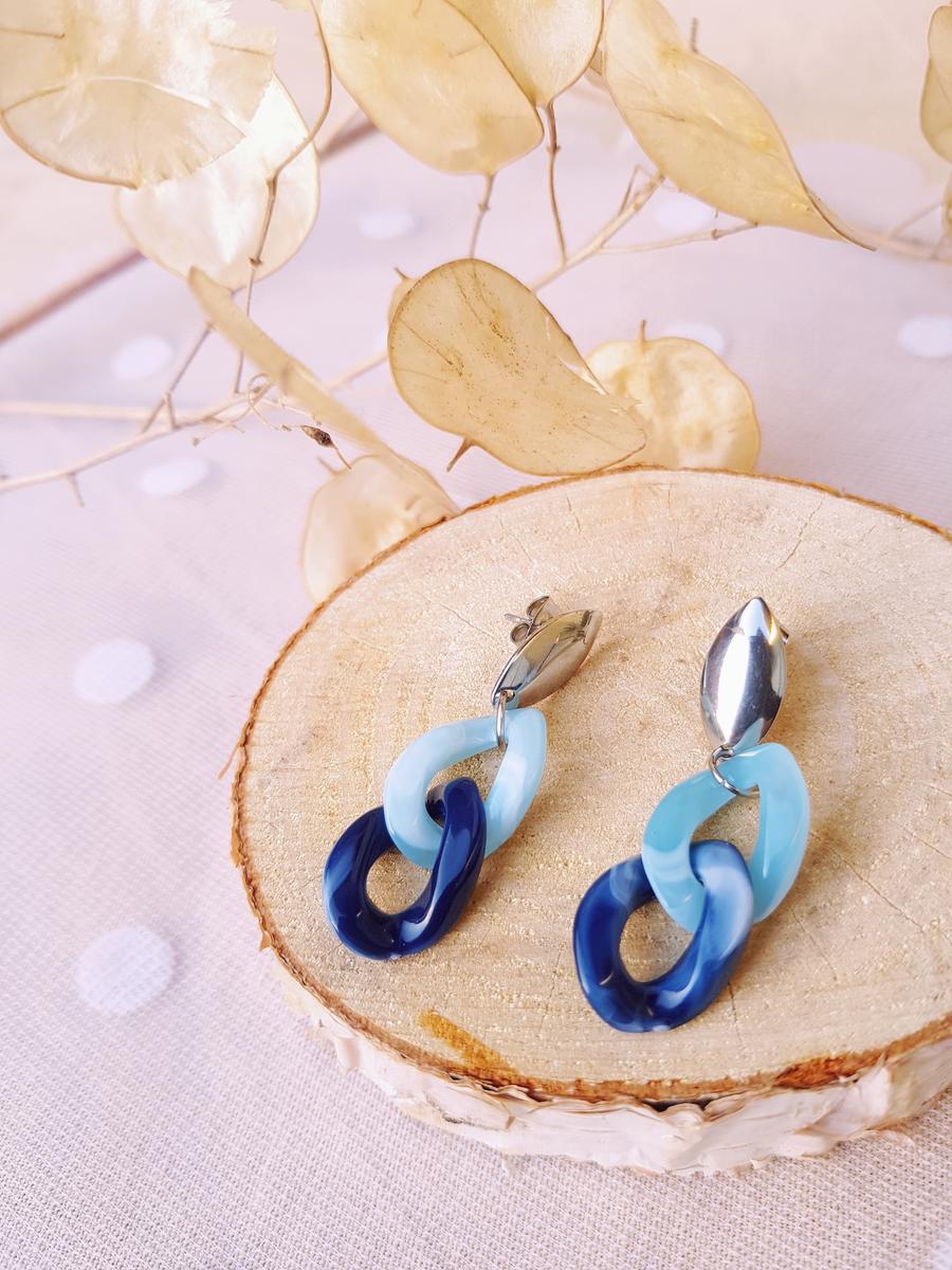 Boucles d'oreilles inox artisanales - puces argentées et chaîne maillons bicolore bleu. Calino Créa Boucles d'oreilles inox artisanales - puces argentées et chaîne maillons bicolore bleu. Calino Créa