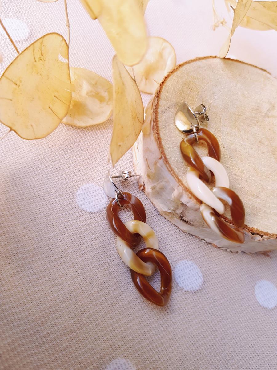 Boucles d'oreilles inox artisanales - puces argentées et chaîne maillons bicolore beige et marron. Calino Créa Boucles d'oreilles inox artisanales - puces argentées et chaîne maillons bicolore beige et marron. Calino Créa