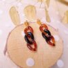 Boucles d'oreilles inox artisanales - puces dorées et chaîne maillons bicolore caramel et noir. Calino Créa