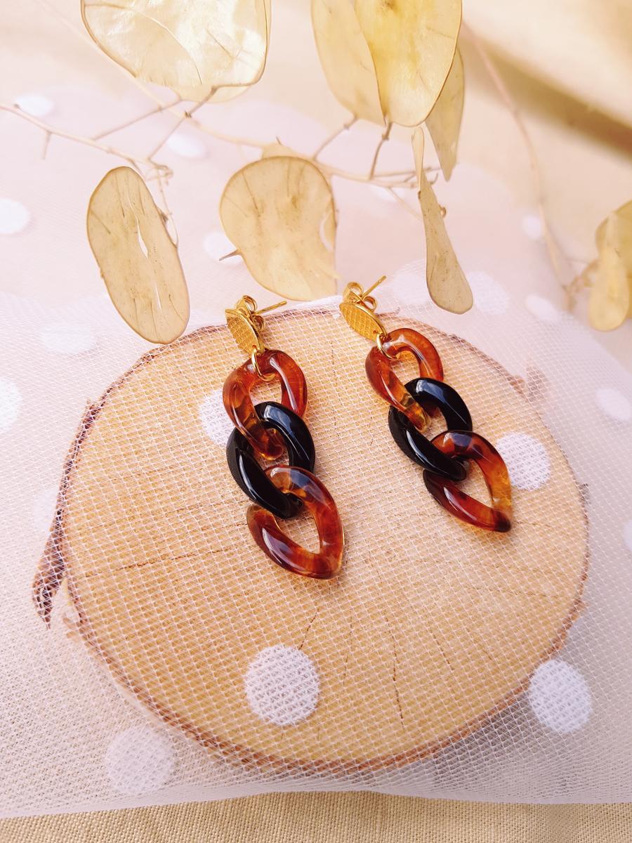 Boucles d'oreilles inox artisanales - puces dorées et chaîne maillons bicolore caramel et noir. Calino Créa Boucles d'oreilles inox artisanales - puces dorées et chaîne maillons bicolore caramel et noir. Calino Créa