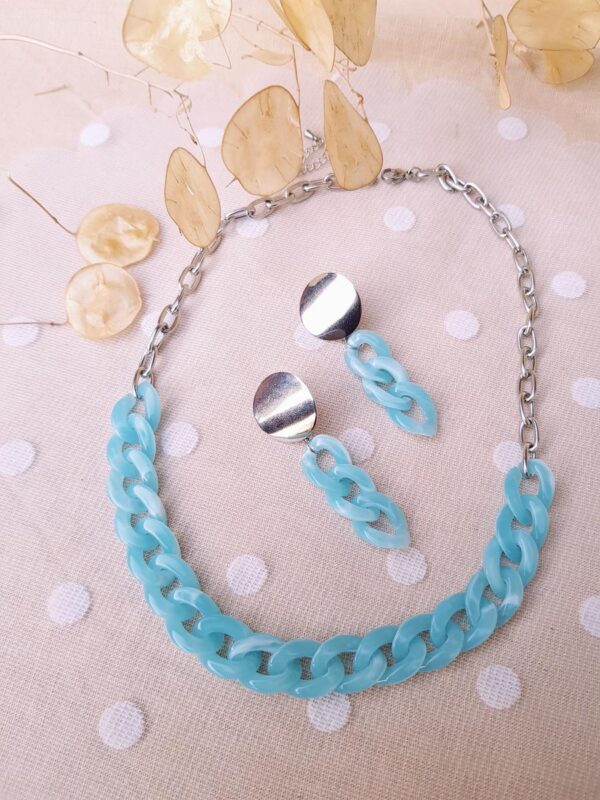 Boucles d'oreilles inox personnalisables artisanales - Puce argentée et chaîne maillons bleu clair. Calino Créa