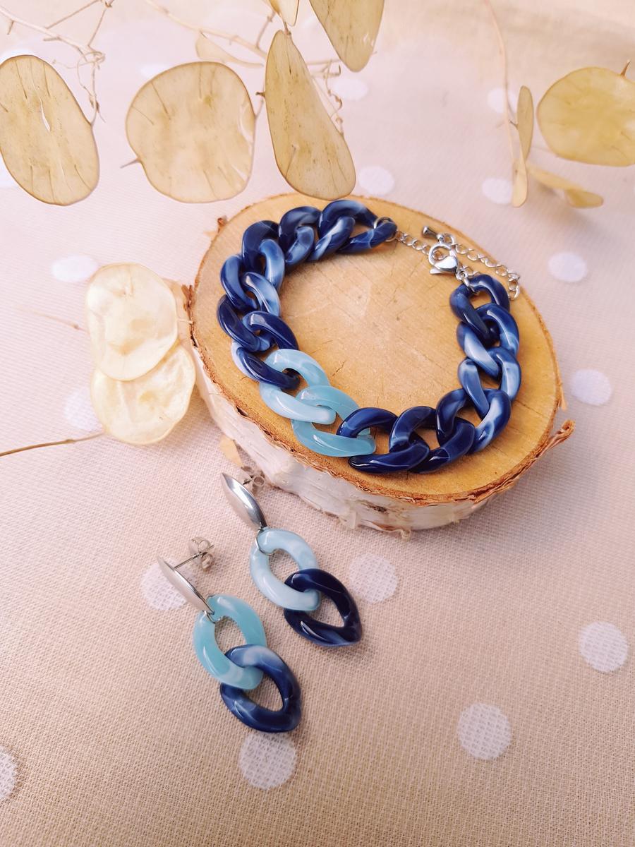 Bracelet et boucles d'oreilles inox artisanals - argentés et chaîne maillons bicolore bleu. Calino Créa Bracelet et boucles d'oreilles inox artisanals - argentés et chaîne maillons bicolore bleu. Calino Créa