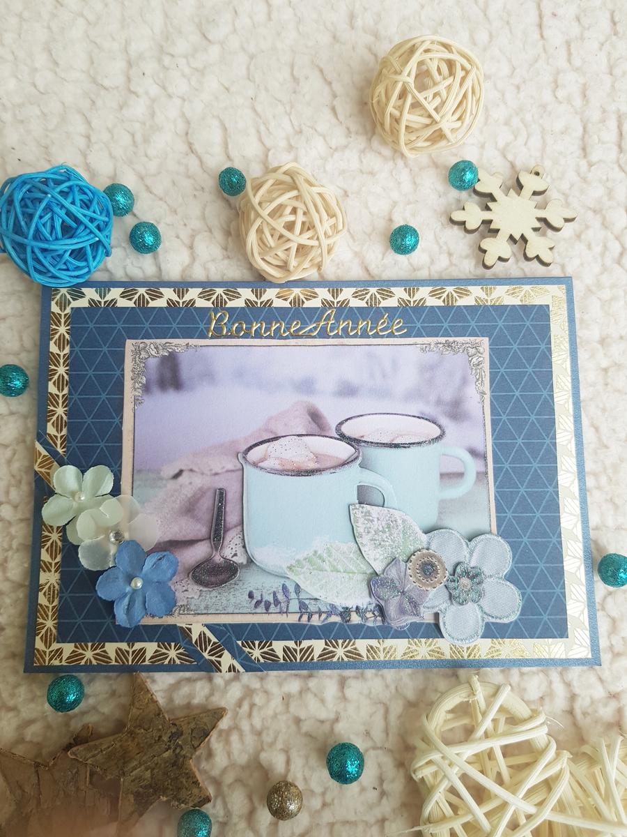 Carte artisanale “Bonne année” bleue et dorée avec des tasses et des fleurs. Calino Créa Carte artisanale “Bonne année” bleue et dorée avec des tasses et des fleurs. Calino Créa