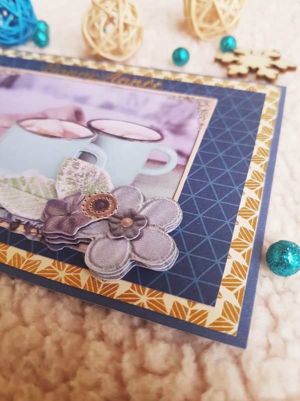 Carte artisanale “Bonne année” bleue et dorée avec des tasses et des fleurs. Calino Créa