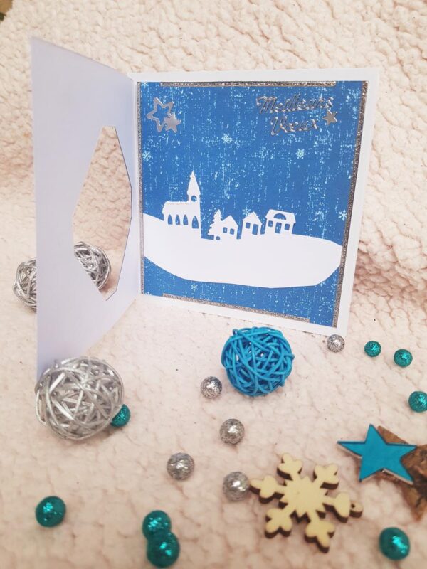 Carte artisanale “Meilleurs vœux” blanche et bleue avec paysage enneigé. Calino Créa