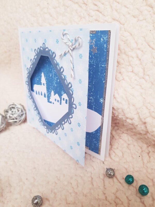 Carte artisanale “Meilleurs vœux” blanche et bleue avec paysage enneigé. Calino Créa