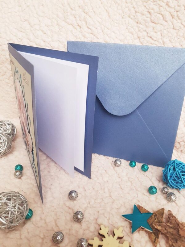 Carte artisanale double “Bonnes Fêtes” brodée avec un cerf bleue et argentée. Calino Crea