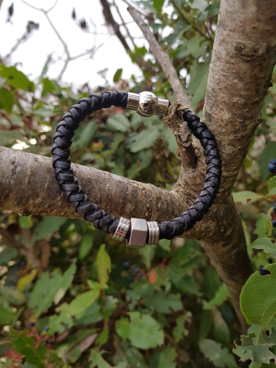 Bracelet inox artisanal - Cuir tressé noir et écrou argenté. Calino Créa Bracelet inox artisanal - Cuir tressé noir et écrou argenté. Calino Créa