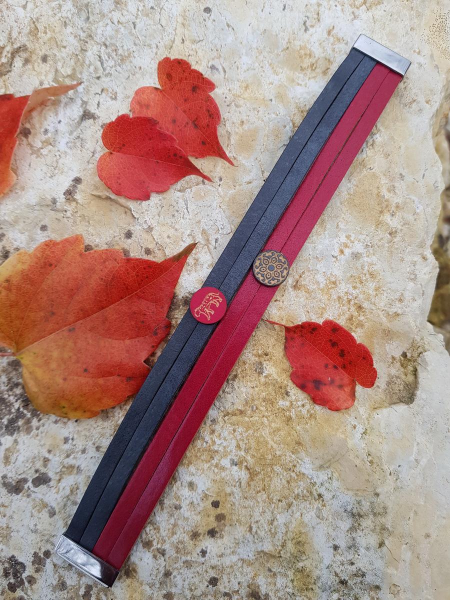 Bracelet inox argenté artisanal - Cuir rouge et gris avec cabochon bois panthère et rosace. Calino Créa Bracelet inox argenté artisanal - Cuir rouge et gris avec cabochon bois panthère et rosace. Calino Créa