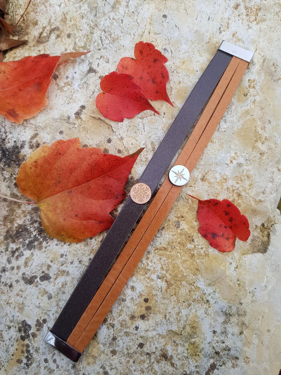 Bracelet inox argenté artisanal - Cuir taupe et ocre avec cabochon bois étoile et flocon. Calino Créa Bracelet inox argenté artisanal - Cuir taupe et ocre avec cabochon bois étoile et flocon. Calino Créa