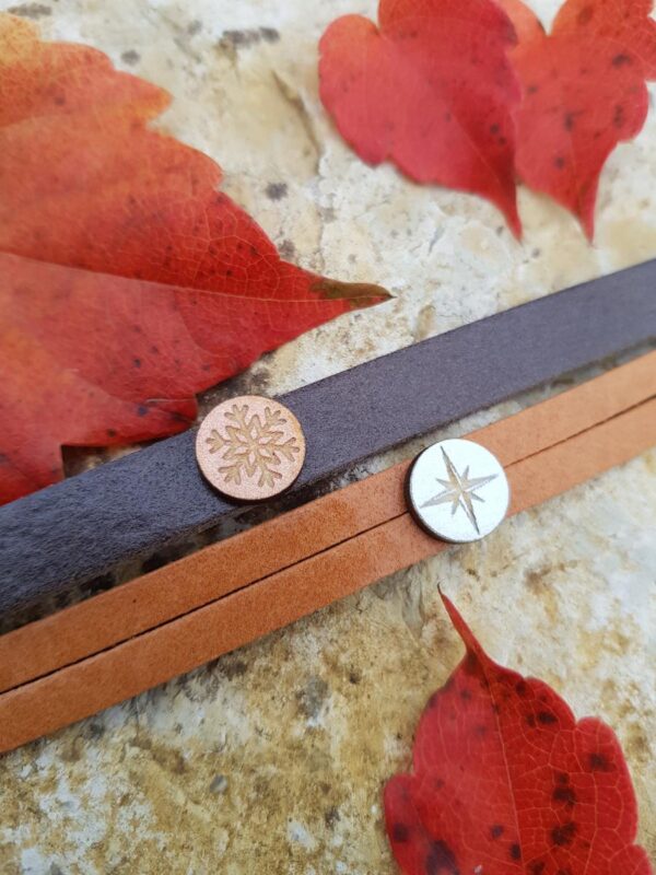 Bracelet inox argenté artisanal - Cuir taupe et ocre avec cabochon bois étoile et flocon. Calino Créa