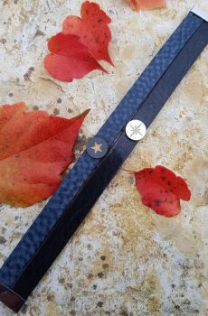 Bracelet inox argenté artisanal - Cuir bleu et noir avec cabochon bois étoiles. Calino Créa
