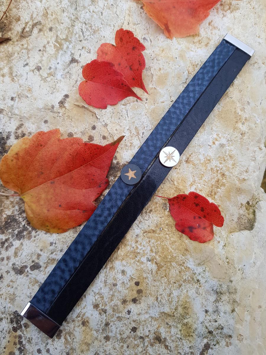 Bracelet inox argenté artisanal - Cuir bleu et noir avec cabochon bois étoiles. Calino Créa Bracelet inox argenté artisanal - Cuir bleu et noir avec cabochon bois étoiles. Calino Créa