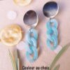 Boucles d'oreilles inox personnalisables artisanales - Puce argentée et chaîne maillons bleu clair. Calino Créa