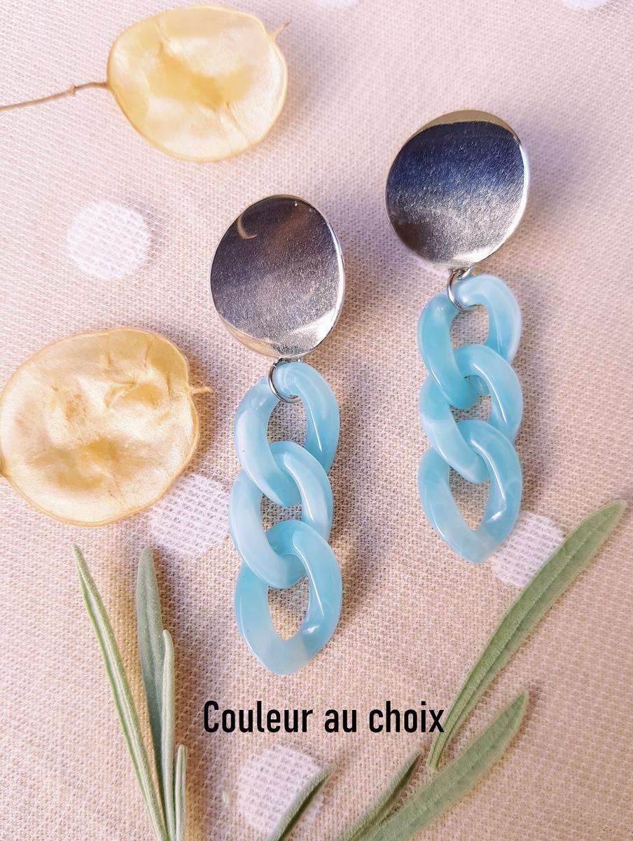 Boucles d'oreilles inox personnalisables artisanales - Puce argentée et chaîne maillons bleu clair. Calino Créa