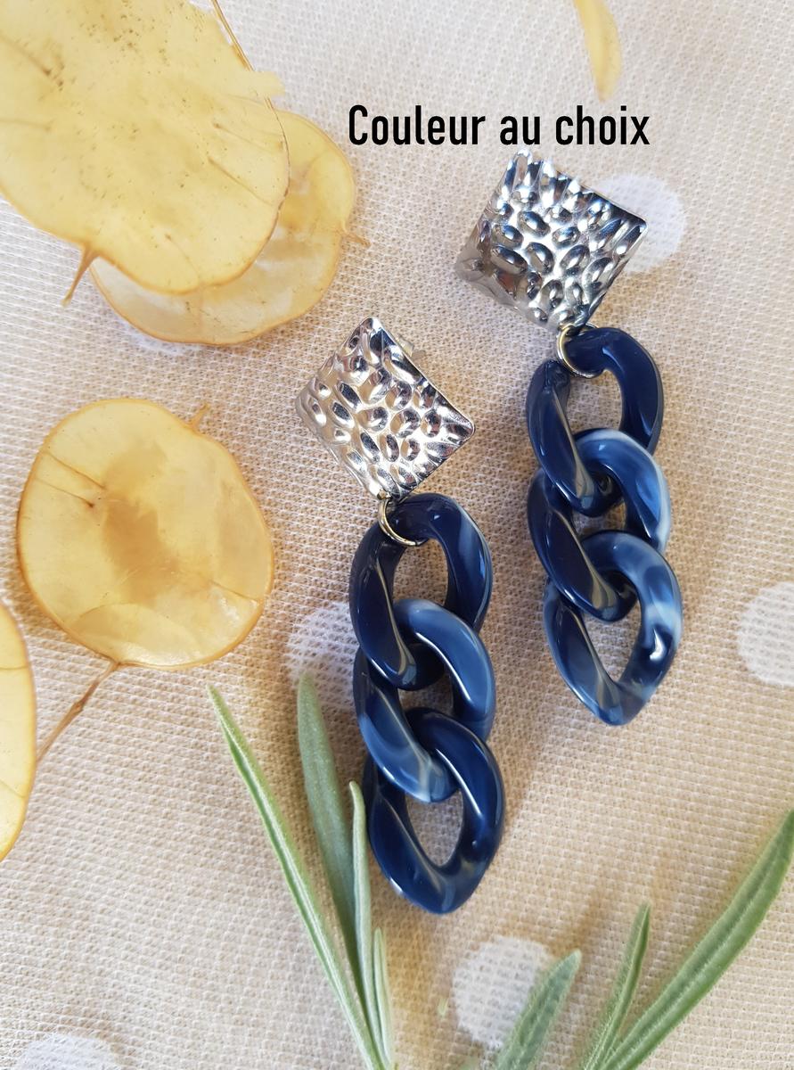 Boucles d'oreilles inox personnalisables artisanales - Puce argentée et chaîne maillons bleu foncé. Calino Créa