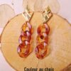 Boucles d'oreilles inox personnalisables artisanales - Puce dorée et chaîne maillons caramel. Calino Créa